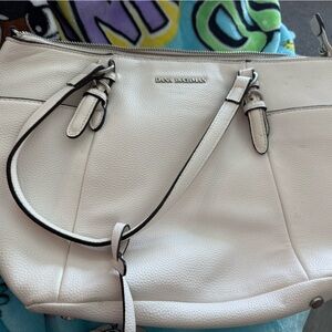 Nice looking purse, never been used and has a flower